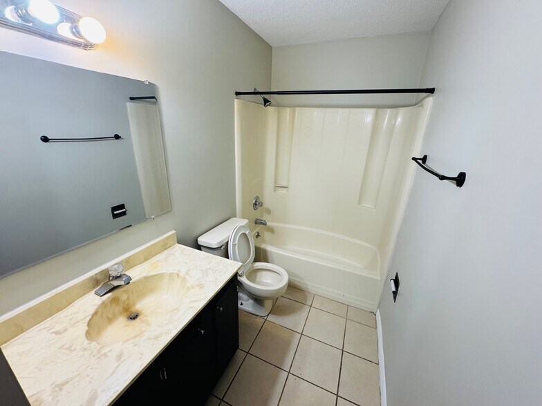 Building Photo - 3851 NW Archer St