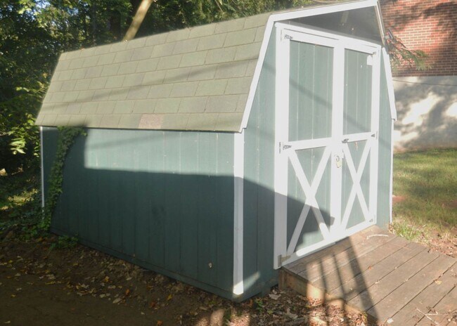 Building Photo - 3 BR Home in Madison Heights Available Immediately