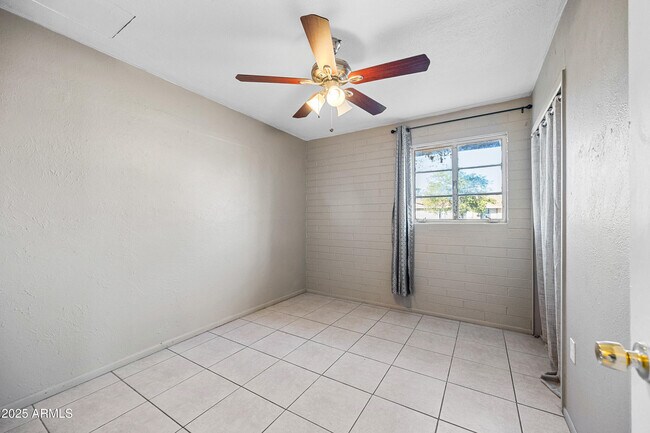 Building Photo - 2057 E 10th St