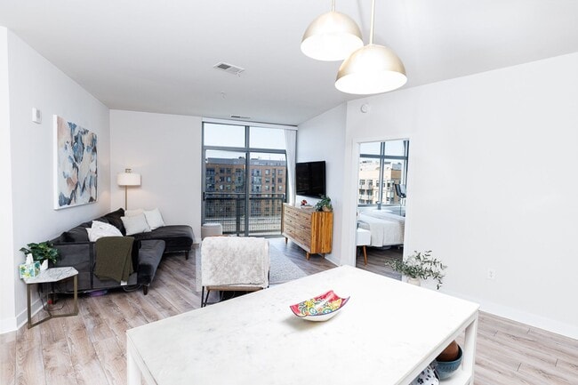 Building Photo - Spacious PENTHOUSE unit has it all! Light filled 1BR/1BA + DEN condo