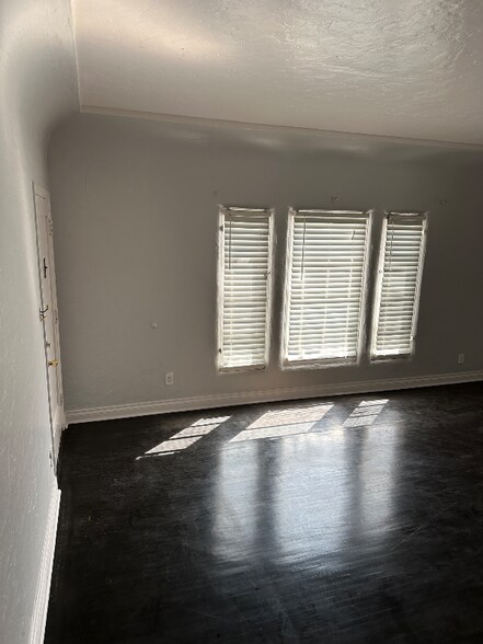 Building Photo - 3221 W 43rd Pl