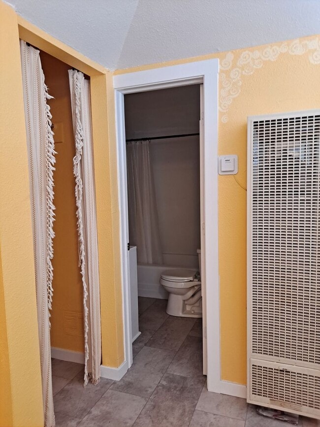Building Photo - ALL PROSPECTIVE TENANTS MUST SUBMIT A $58 ...
