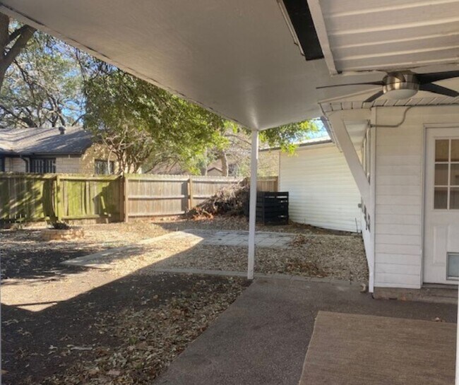 Building Photo - 3601 E Brookview Dr