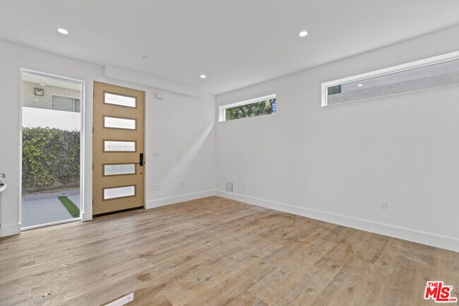 Building Photo - 10919 Hesby St