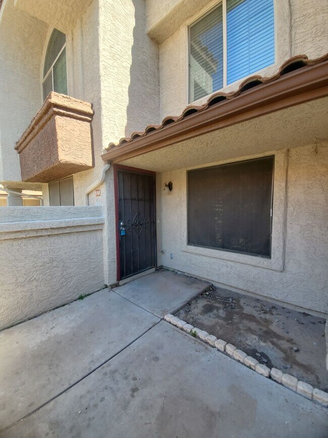 Building Photo - 839 S Westwood