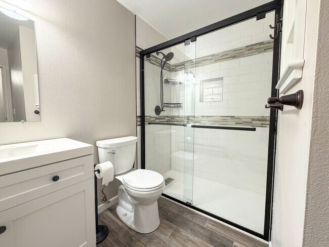 Building Photo - Move-in Incentive!