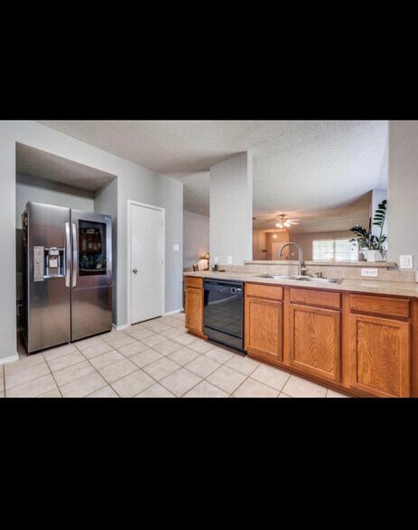 Building Photo - 9841 Carter Dr