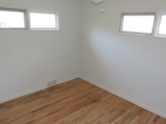 Building Photo - Brookridge Heights 2 Bedroom, 1 Bath Home ...