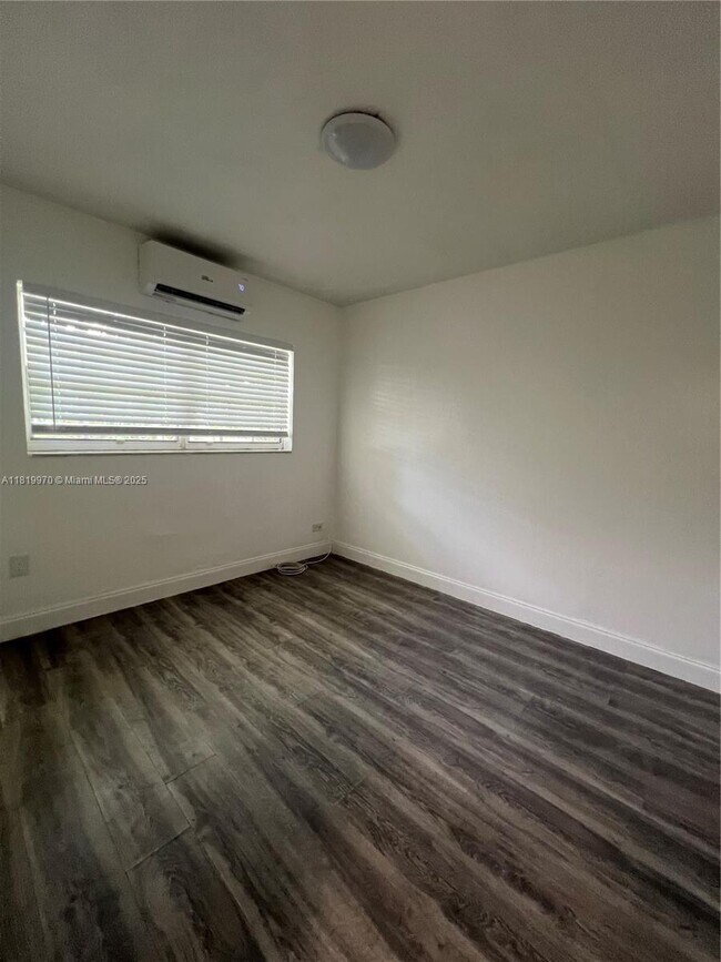 Building Photo - 6701 NE Miami Pl