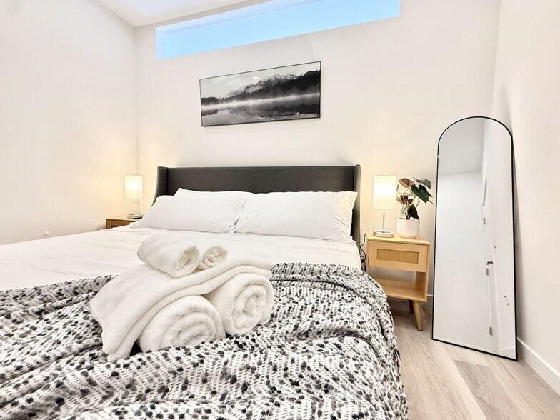 Building Photo - 501 N Perth St