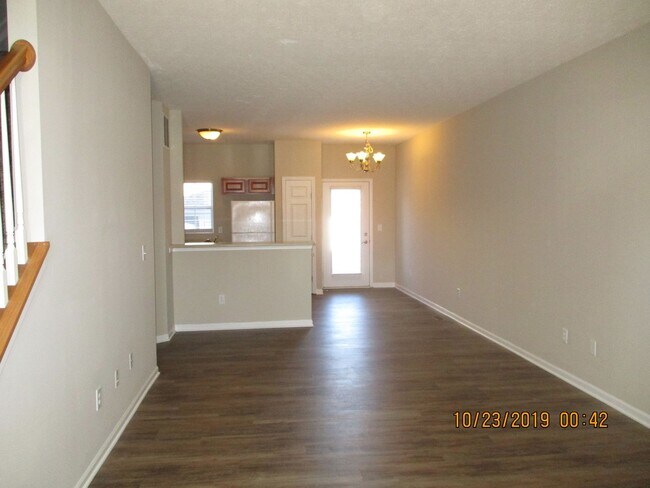 Building Photo - Traditions at Powell