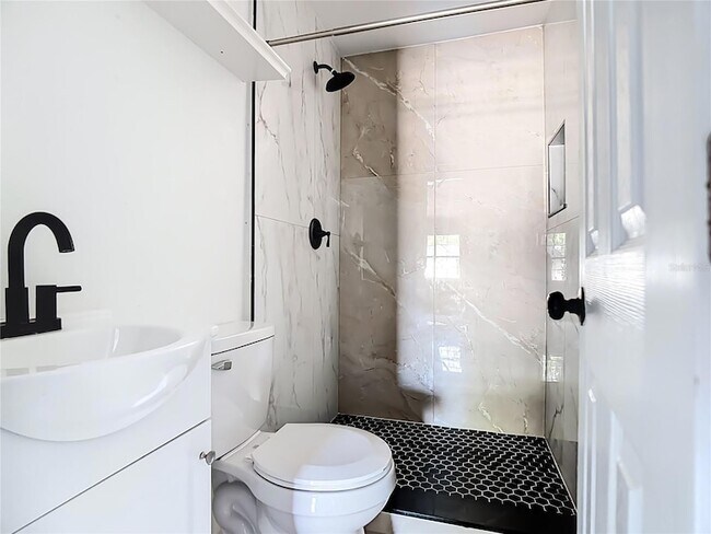 Building Photo - 201 Valencia Dr