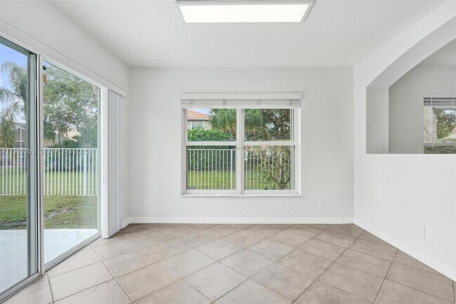 Building Photo - 6305 Willoughby Cir