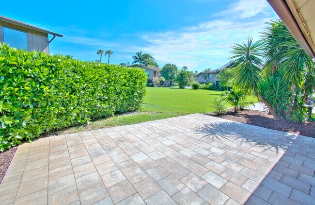 Building Photo - 787 Palm View Dr