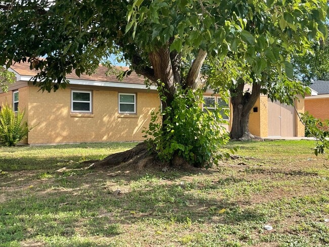 Building Photo - Newly Renovated 3-Bedroom, 2-Bath Home in ...