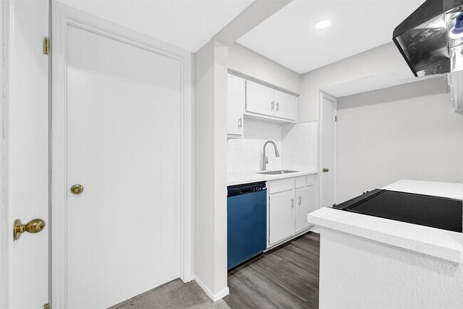 Building Photo - 6410 Del Monte Dr