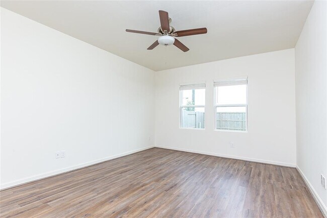 Building Photo - 6330 Highland Hts Dr