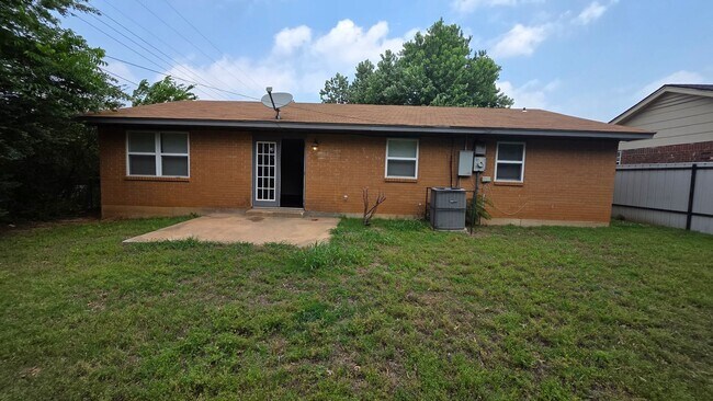 Building Photo - 3 Bed 1 bath home in MWC.
