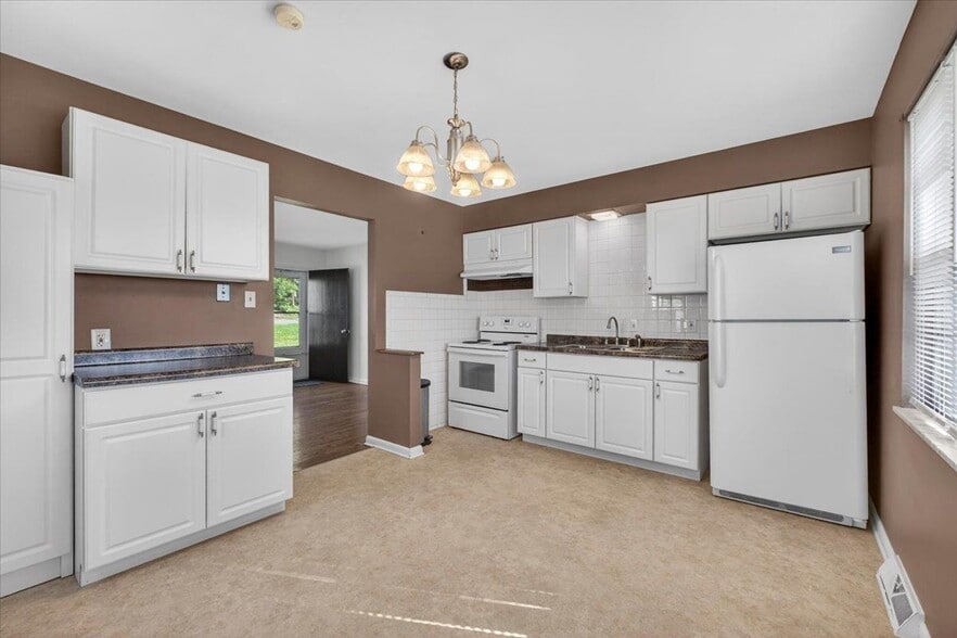 Building Photo - 21 Fern Ridge Ave