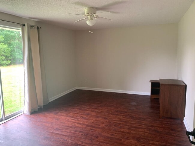Building Photo - AVAILABLE NOW! 3 Bedrooms/1 1/2 Bath with Double living room space.