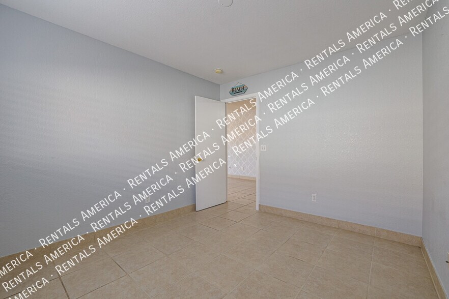 Building Photo - 1324 S Mosley Ct