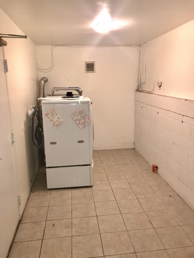 Building Photo - Beautiful and spacious multilevel townhouse in model home condition