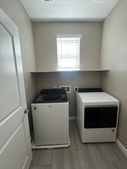 Building Photo - 1255 N Arizona Ave