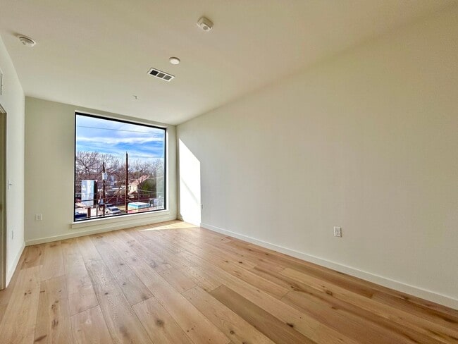 Building Photo - Bright & Spacious 1 Bedroom, 1 Bathroom with Resort-Style Amenities