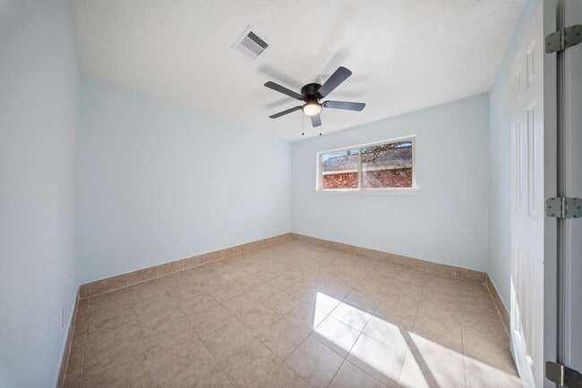 Building Photo - 1426 Twining Oaks Ln