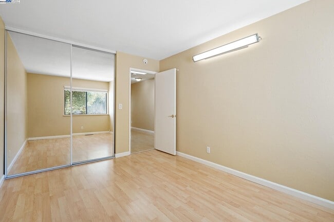 Building Photo - 5227 Riverdale Ct