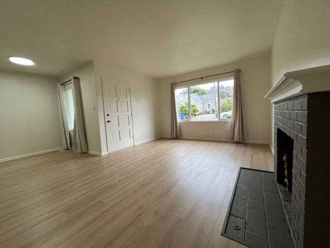 Building Photo - Updated El Cerrito Home with New Kitchen Appliances, Private Deck & Great Walkability