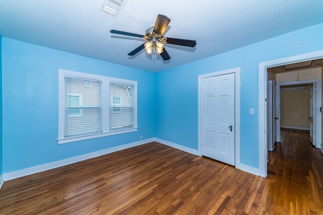 Building Photo - 2218 W Mistletoe Ave