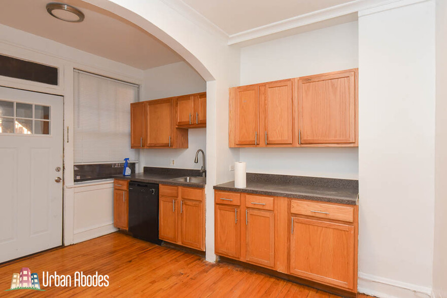 Primary Photo - 2332 W Addison St