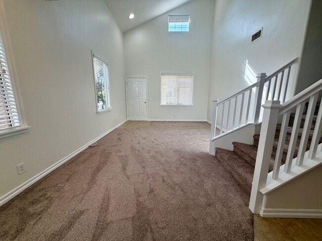 Building Photo - 3 be 2 bath Beautifully Updated Home in Gated Community