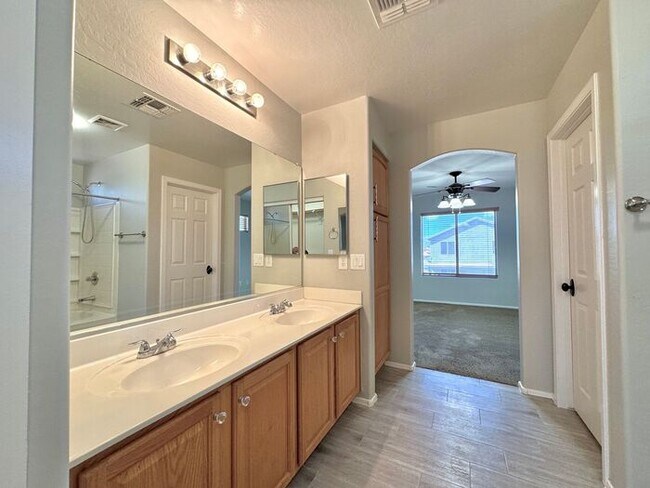 Building Photo - 1056 E Lakeview Dr