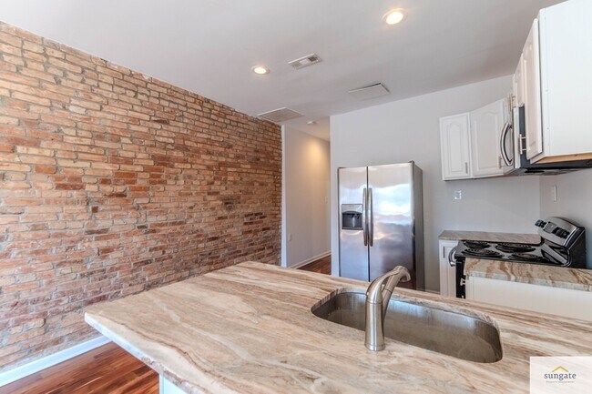 Building Photo - 2608 E Fayette St