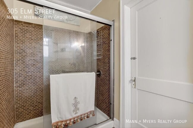 Building Photo - 305 Elm St