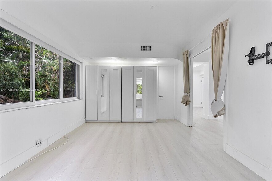 Building Photo - 600 Surfside Blvd