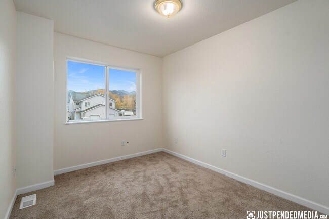 Building Photo - 530 Bitterroot Cir