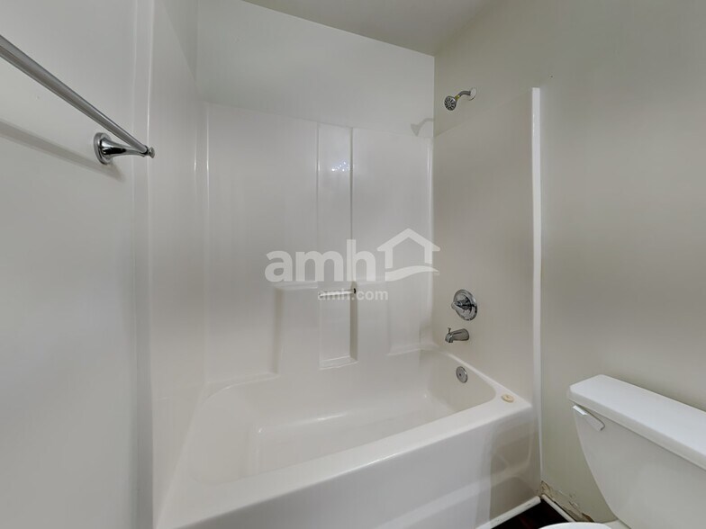 Building Photo - 606 3 Oaks Dr