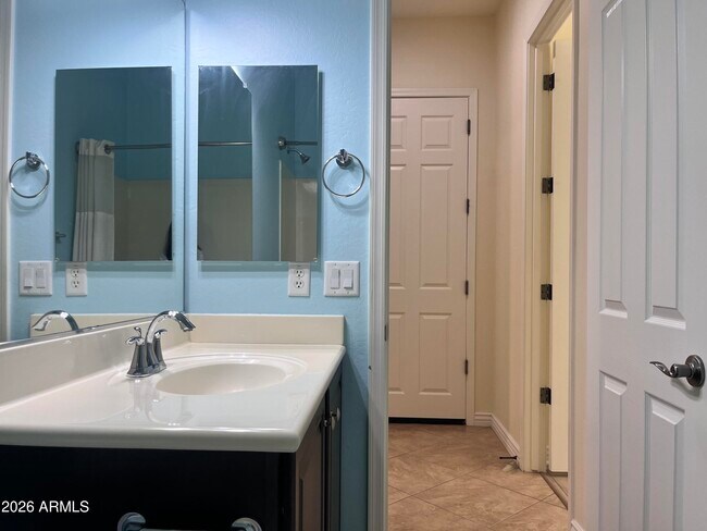 Building Photo - 2208 E Indian Wells Dr