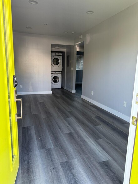 Building Photo - 1346 E Vernon Ave