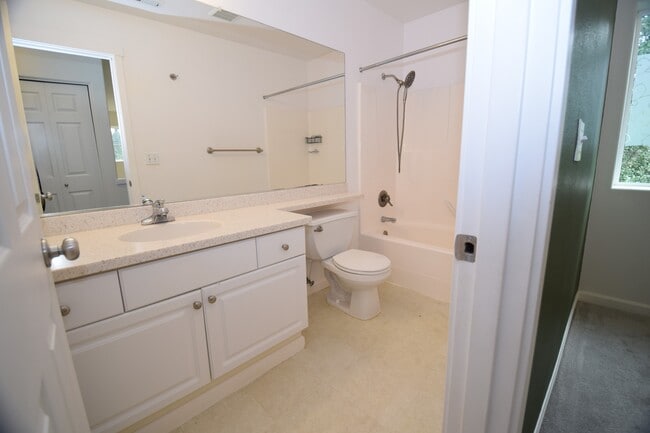 Building Photo - 432 NE 57th Ave