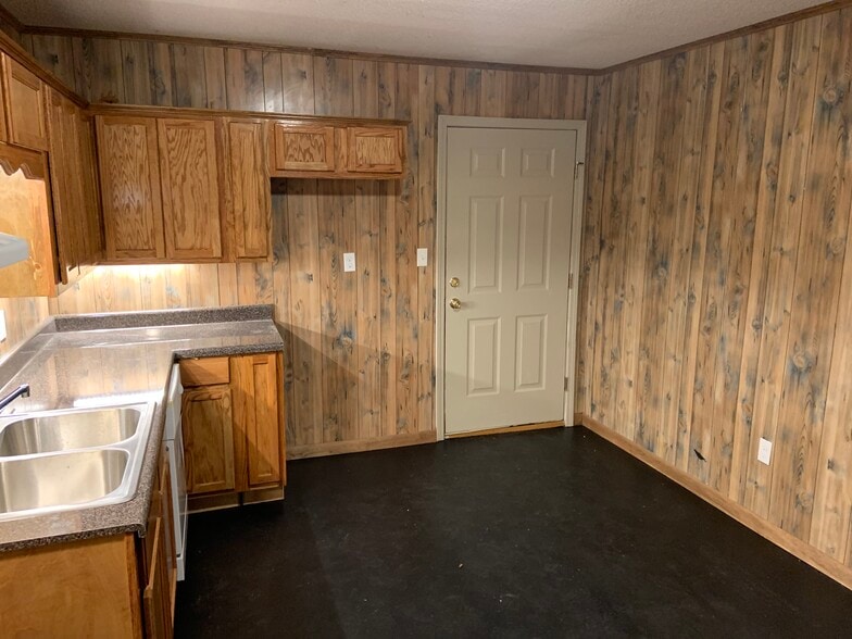 Building Photo - 614 N 13th Ave