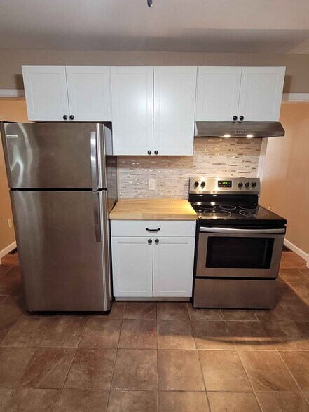 Primary Photo - 391 Putnam Pike