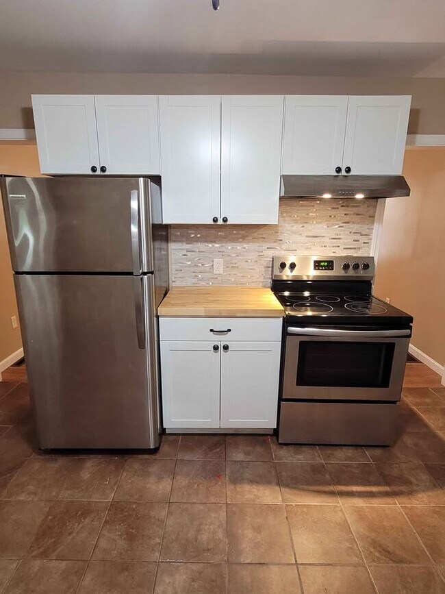 Building Photo - 391 Putnam Pike