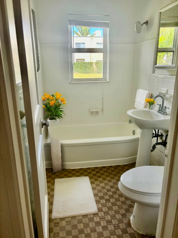 Building Photo - 1639 NE 9th St