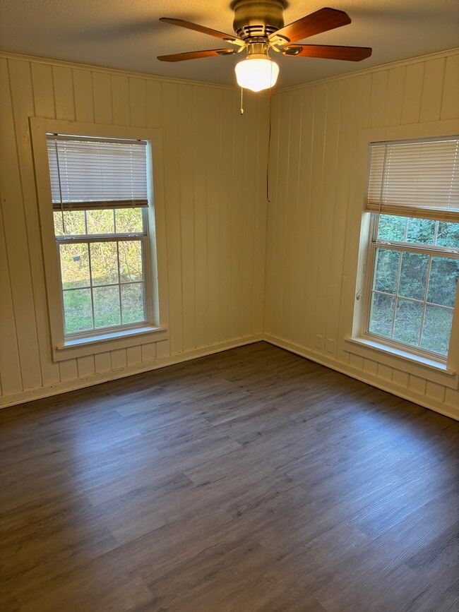 Building Photo - 7949 Louise Ln