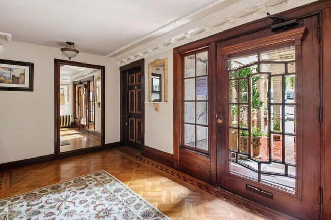 Building Photo - Pacific Heights: Updated Condo w/ Enchanting Shared Garden