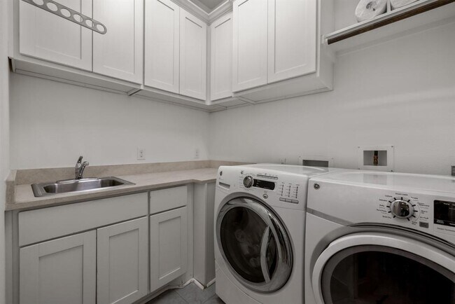 Building Photo - 4720 Rockcliff Rd